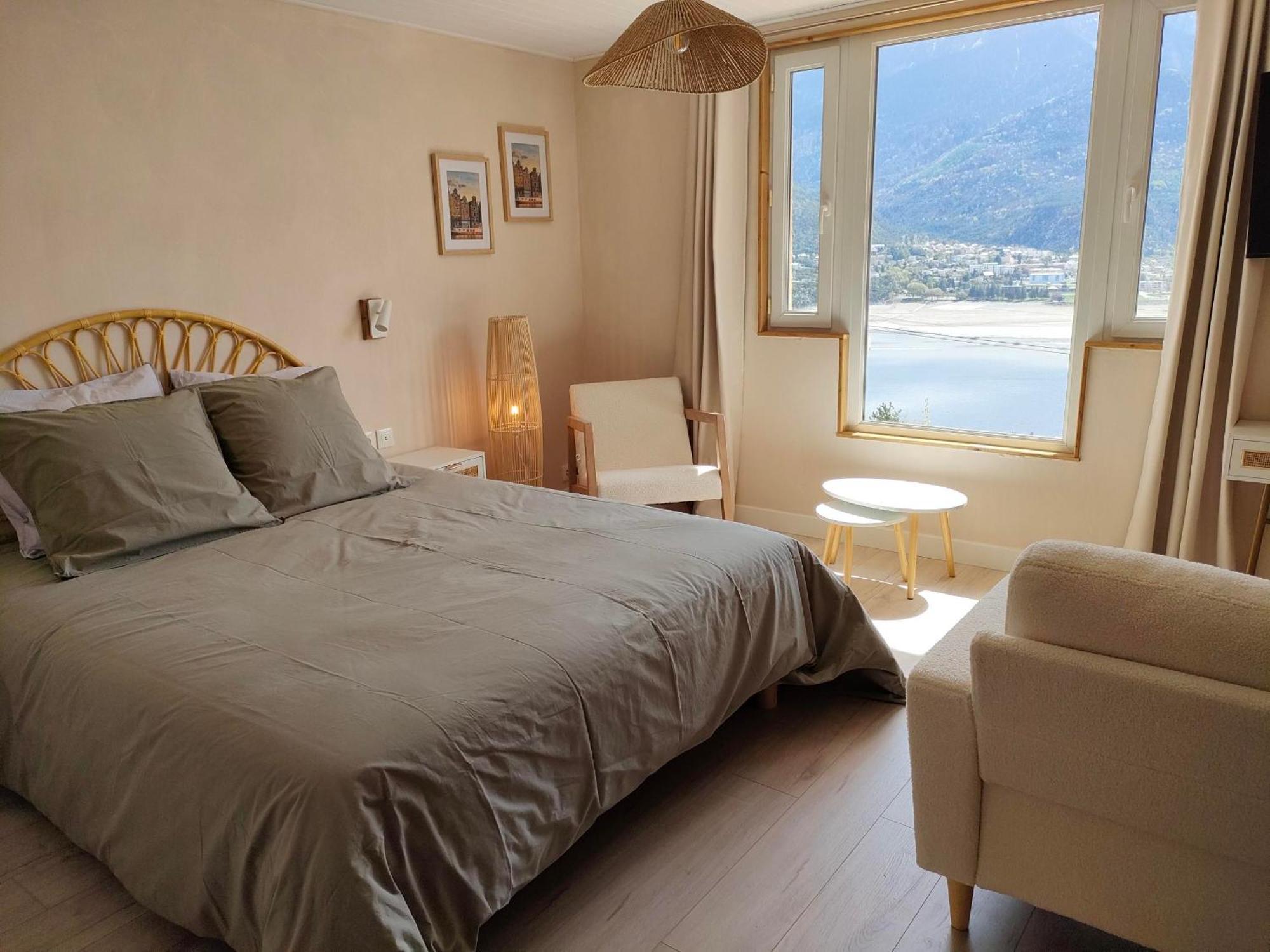 Le Cosy Du Plongeoir - T2 Neuf Avec Vue Sur Le Lac De Serre Poncon Et Grande Terrasse Avec Jardin Savines Exterior photo