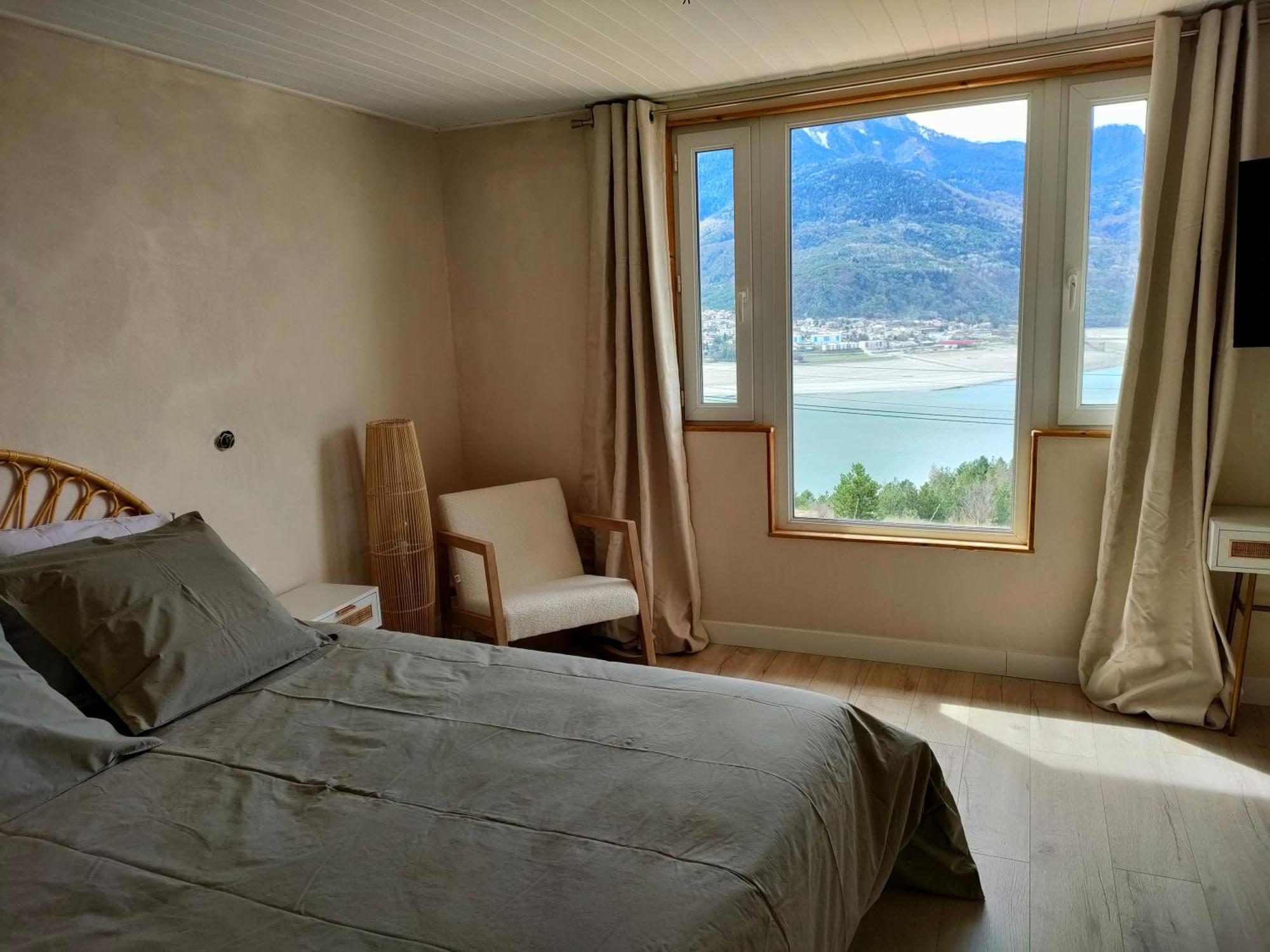 Le Cosy Du Plongeoir - T2 Neuf Avec Vue Sur Le Lac De Serre Poncon Et Grande Terrasse Avec Jardin Savines Room photo