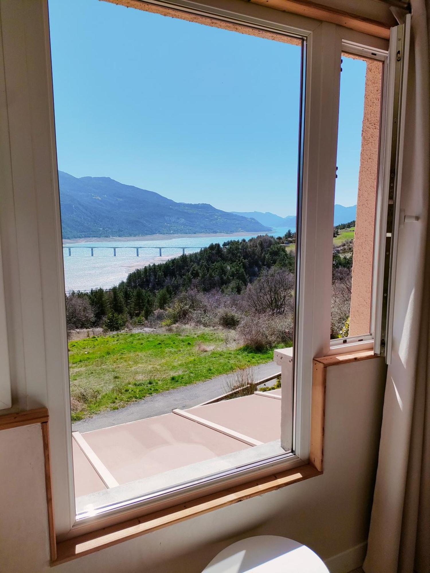 Le Cosy Du Plongeoir - T2 Neuf Avec Vue Sur Le Lac De Serre Poncon Et Grande Terrasse Avec Jardin Savines Exterior photo